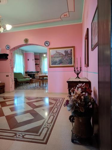 a living room with pink walls and a tile floor at B&B Maison Brunetti in Boiano
