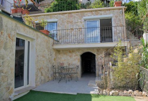 Tòa nhà nơi biệt thự tọa lạc