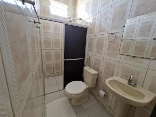uma casa de banho com um WC, um lavatório e um chuveiro em HOTEL E RESTAURANTE ILHA BELA em Soure