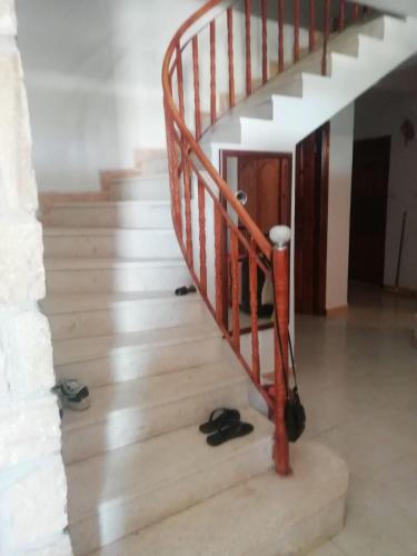 un par de zapatos sentados en el piso junto a una escalera en Villa à Tigzirt avec piscine 