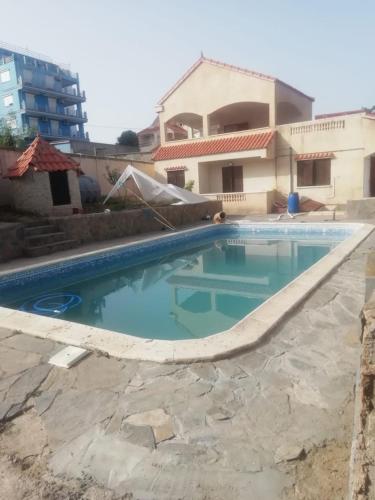 una piscina en el patio trasero de una casa en Villa à Tigzirt avec piscine 