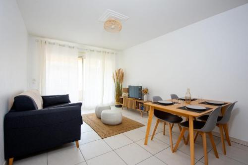 un salon avec une table et un canapé dans l'établissement Appartement Antibéa - Welkeys, à Antibes