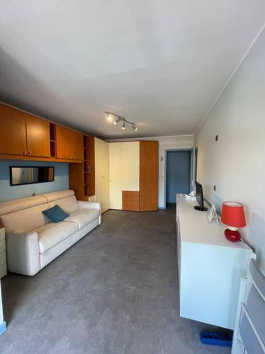 - un salon avec un canapé blanc dans l'établissement Studio front mer, Résidence piscine (privée), à Roquebrune-Cap-Martin