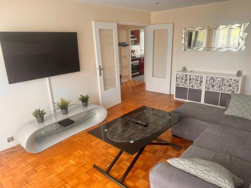 OPEN 24 7 Apartment parking 15' PARIS 3' ATHLETICA