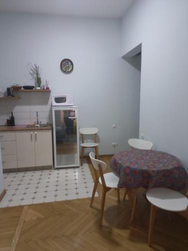 une cuisine avec une table, deux chaises, une table et une table dans l'établissement Apartment on Vera, à Tbilissi