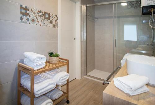 ein Badezimmer mit einer Dusche, einem Waschbecken und einer Badewanne in der Unterkunft Villa Cotomar in Rincón de la Victoria