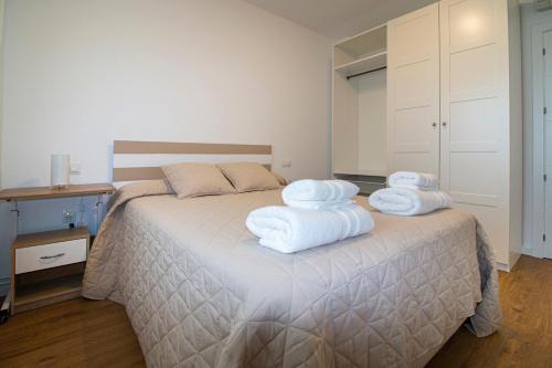een slaapkamer met een bed met handdoeken erop bij Villa Cotomar in Rincón de la Victoria