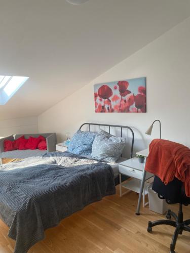 a bedroom with a bed and a desk at Appartement Havelblick in Berlin