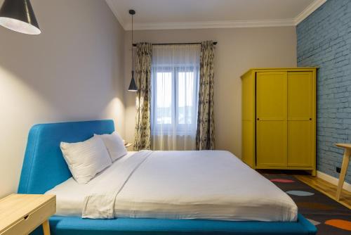 Un pat sau paturi într-o cameră la Cluj Heart Apartment