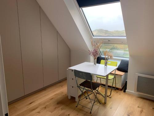 Cette chambre comprend un bureau blanc et une fenêtre. dans l'établissement Studio Neuf Proche Plage avec Commodités et Parking - Fort-Mahon-Plage - FR-1-482-142, à Fort-Mahon-Plage