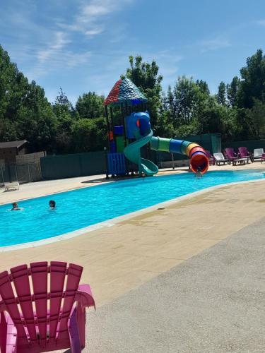 une piscine avec un toboggan et une aire de jeux dans l'établissement Lac du Der, à Châtillon-sur-Broué