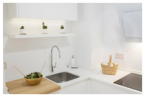 ムルシアにあるApartamur Chic 115の白いキッチン(シンク、カウンター付)
