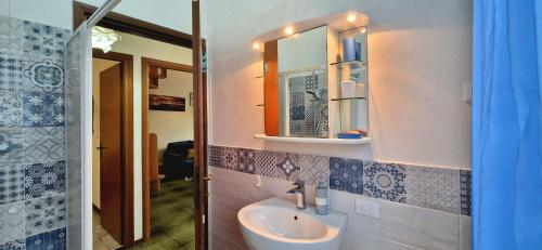 Garden House With Private Parking - Belcantovillas في توري ديل لاغو بوتشيني: حمام مزود بحوض ومِرآة