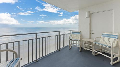 ニュー・スマーナ・ビーチにあるDirect oceanfront and beach view with the best complex amenities!のバルコニー(椅子2脚付)