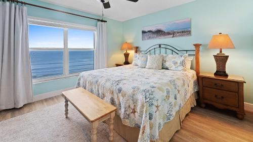 ニュー・スマーナ・ビーチにあるDirect oceanfront and beach view with the best complex amenities!の海の見えるベッドのある寝室