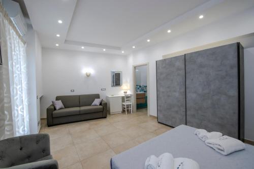 a living room with a bed and a couch at Le 5 Perle in Agerola