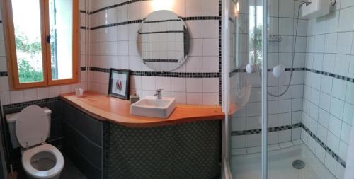 une salle de bain avec un lavabo, une douche et des toilettes dans l'établissement Jardin secret, à Bagard