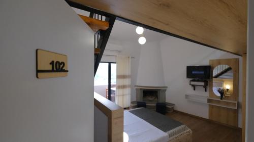 1 dormitorio con 1 cama y chimenea en Salillari Guest house, en Berat
