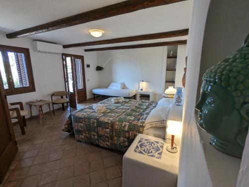una camera d'albergo con letto e specchio di The Place Yoga Retreat *FREE YOGA CLASS a Pantelleria
