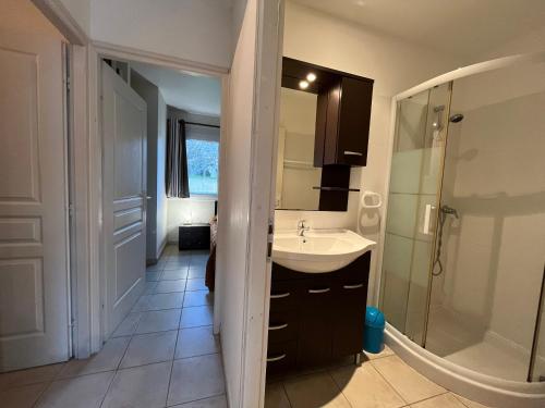 une salle de bain avec un lavabo et une douche dans l'établissement Mini Villa 63 proche plage dans résidence avec piscine à Favone, à Sari-Solenzara