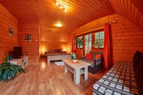 una sala de estar de una cabaña de madera en Apartmány Jánky, en Janske Lazne
