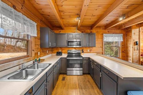 "Smoky Banjo Cabin" Epic Views & Total Privacy photo 13