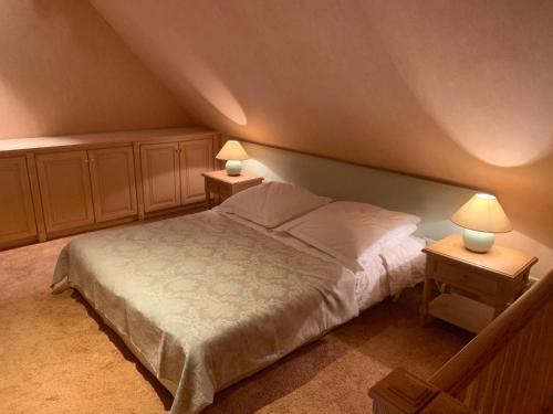 a bedroom with a bed and two lamps on tables at Rentei 8 in Lüdersburg