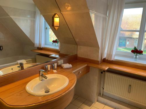 a bathroom with a sink and a bath tub at Rentei 8 in Lüdersburg