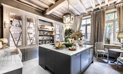 ブルージュにあるMaison Oliveの窓付きの客室で、大きな島のあるキッチンが備わります。