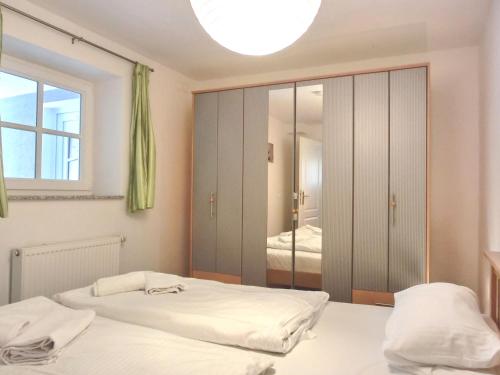 1 Schlafzimmer mit 2 Betten und einem großen Spiegel in der Unterkunft Ferienwohnung MH3 "Summer Breeze" in Rostock