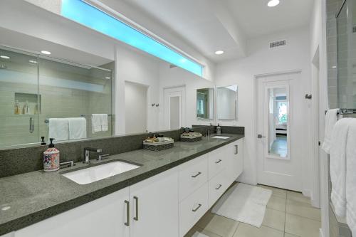 棕櫚泉的住宿－The Luxe Vibe，一间带两个盥洗盆和大镜子的浴室