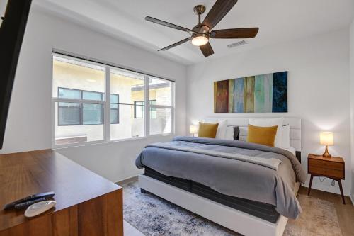 1 dormitorio con 1 cama y ventilador de techo en The Luxe Vibe en Palm Springs