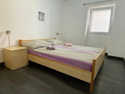 een slaapkamer met een bed met een knuffeldier erop bij Charmante Wohnung in Vodice mit Schöner Terrasse - b61717 in Vodice