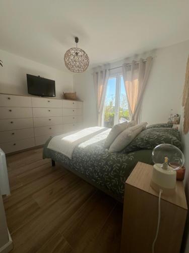 - une chambre avec 2 lits, une télévision et une fenêtre dans l'établissement Villa Gessica, à Draguignan