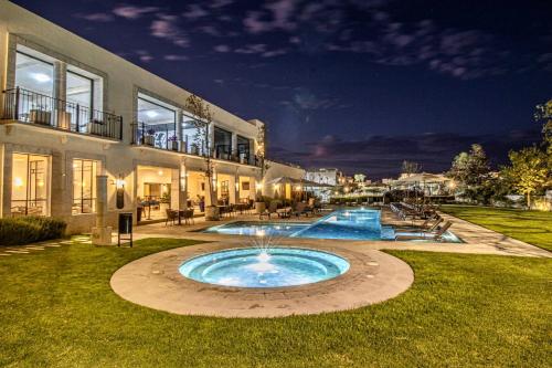 a house with a swimming pool in the yard at Fantástico departamento en San Miguel de Allende in San Miguel de Allende