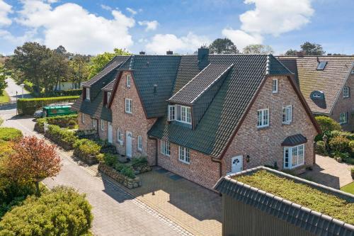 an aerial view of a large brick house at Haus Strandlaeufer in Keitum