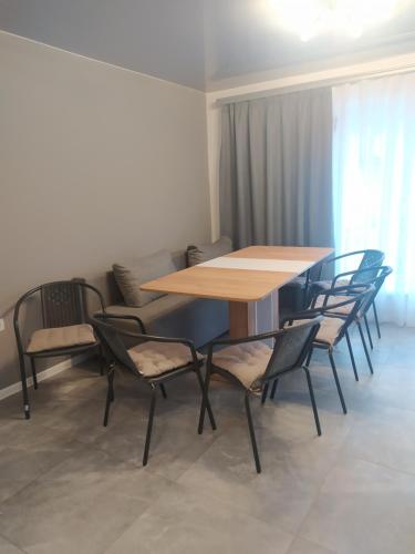 - une table et des chaises en bois dans l'établissement U Anastasii i Sofii bilya richki, à Mykulychyn