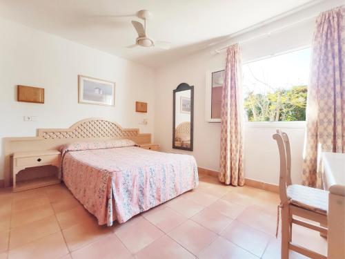 a bedroom with a bed and a window at Casa Rainer in Es Figueral Beach