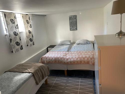 1 dormitorio con 2 camas y escritorio en Vollmers en Malmö