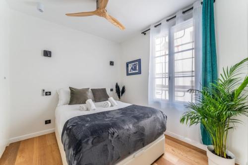une chambre avec un lit et une fenêtre dans l'établissement Luxurious apartment in center of Paris, à Paris
