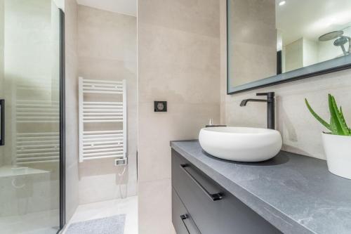 une salle de bain avec un lavabo blanc et un miroir dans l'établissement Luxurious apartment in center of Paris, à Paris