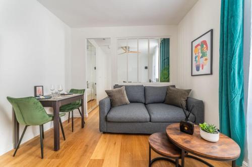 un salon avec un canapé et une table dans l'établissement Luxurious apartment in center of Paris, à Paris