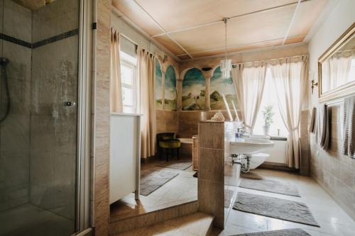 La salle de bains est pourvue d'un lavabo et d'une douche. dans l'établissement Privat-Gästezimmer LA-Villa-Feeling, à Landshut