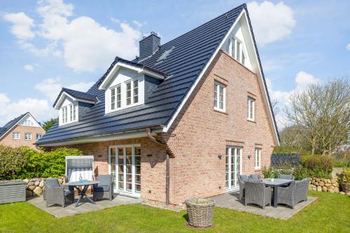 una grande casa in mattoni con tetto nero di Leevste Suester a Westerland