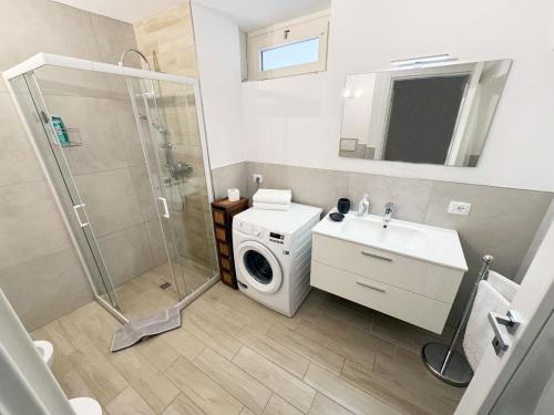 La salle de bains est pourvue d'un lave-linge et d'un lave-linge. dans l'établissement Casa indipendente a due passi dal Centro Storico, à Saint-Marin