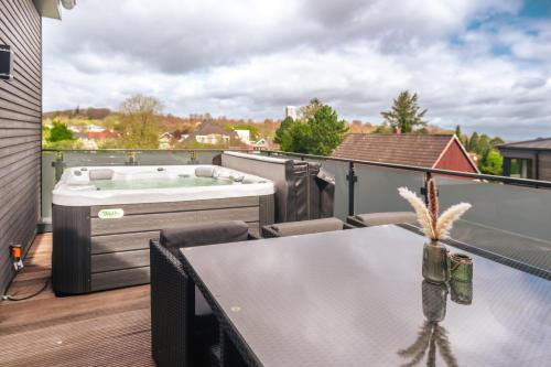 a balcony with a hot tub and a table at Heaven House Penthousewohnung Sterngucker mit Whirlpool in Timmendorfer Strand
