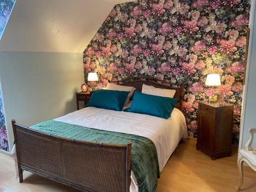 una camera con un letto con una parete floreale di Maison verdoyante avec piscine, 5 min du Mans - FR-1-410-443 a La Chapelle-Saint-Aubin