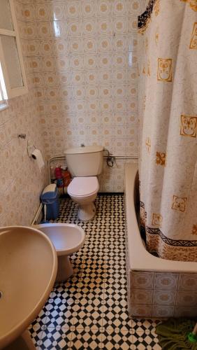 Un baño con inodoro, bañera y lavabo. en Nador centre ville, en Nador