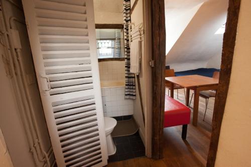 パリにあるSandrine's St Germain des Présの小さなバスルーム(トイレ、テーブル付)
