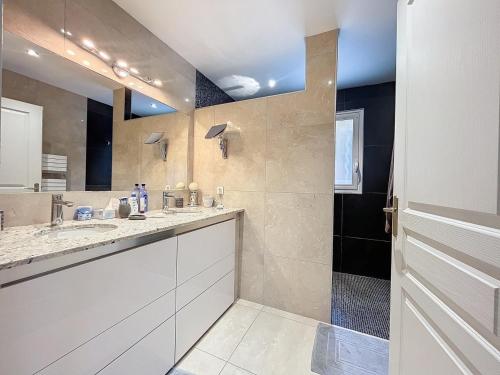 une salle de bain avec deux lavabos et une douche dans l'établissement Les Villas Toscane, à Bandol